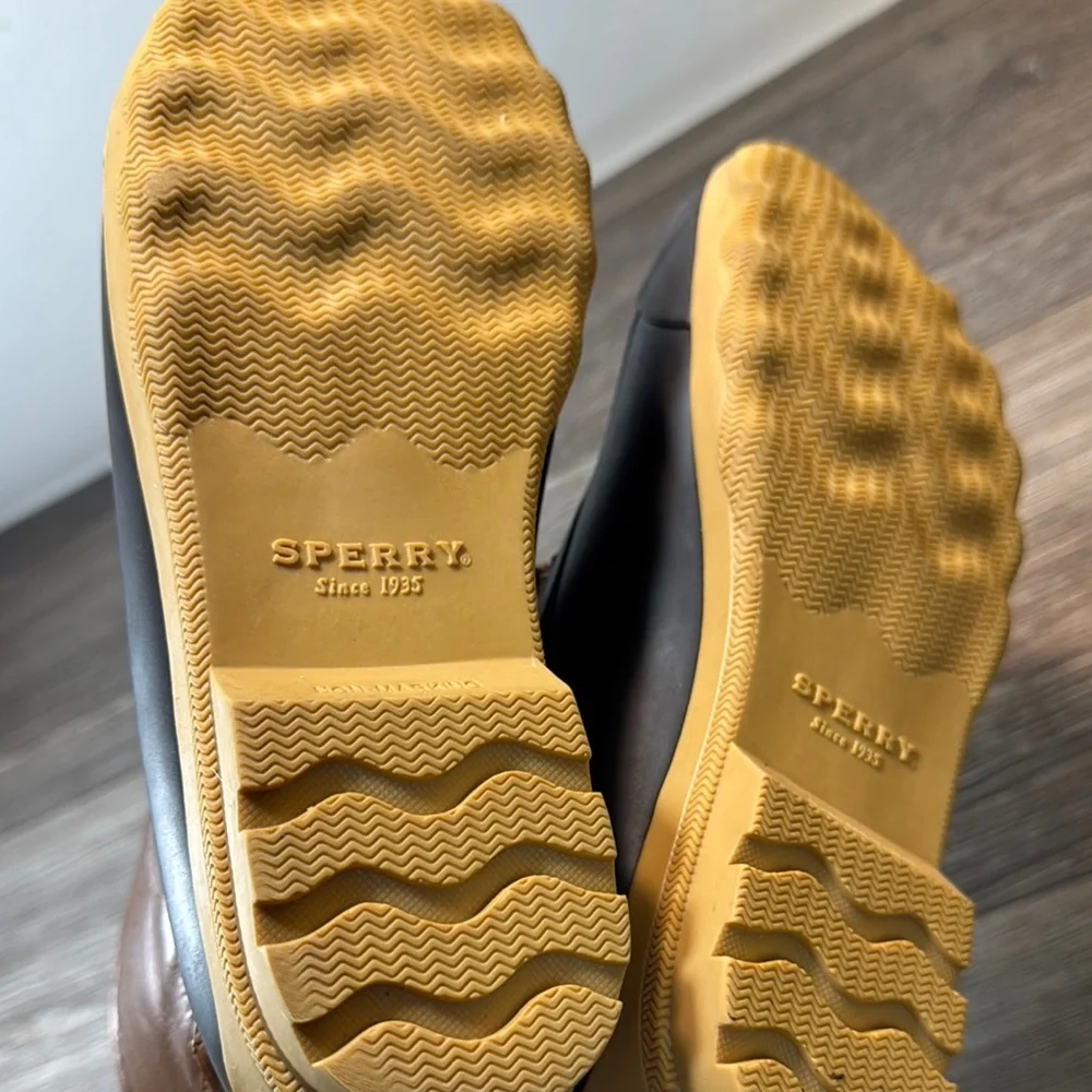 Sperry Boots kids size 4 (s41)